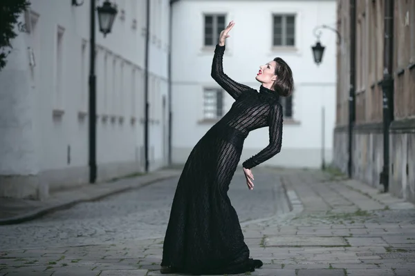 Trendy siyah elbiseli genç çekici kadın — Stok fotoğraf
