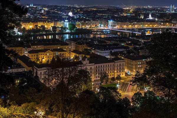 夜のプラハの街のトップ ビュー — ストック写真