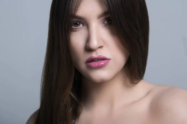 Retrato de uma mulher bonita com cabelo comprido — Fotografia de Stock