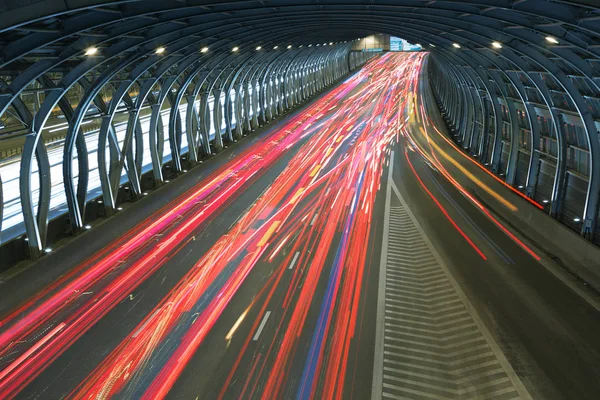 Geschwindigkeitslinien von Autos in einem modernen Tunnel — Stockfoto