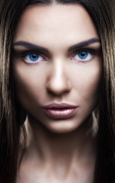 Portret van mooie vrouw met glinsterende haren in studio — Stockfoto