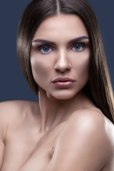 Retrato de mujer hermosa con pelo brillante en el estudio —  Fotos de Stock
