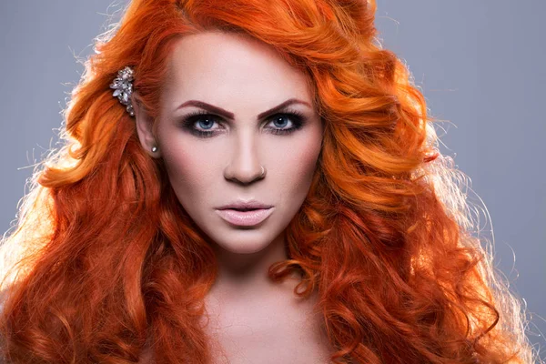 Studio güzel kızıl saçlı kadın portresi — Stok fotoğraf