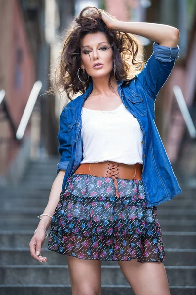 Schöne junge Frau posiert auf der Straße der Stadt — Stockfoto