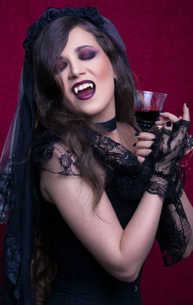 Halloween, egy gyönyörű vámpír nő portréja — Stock Fotó