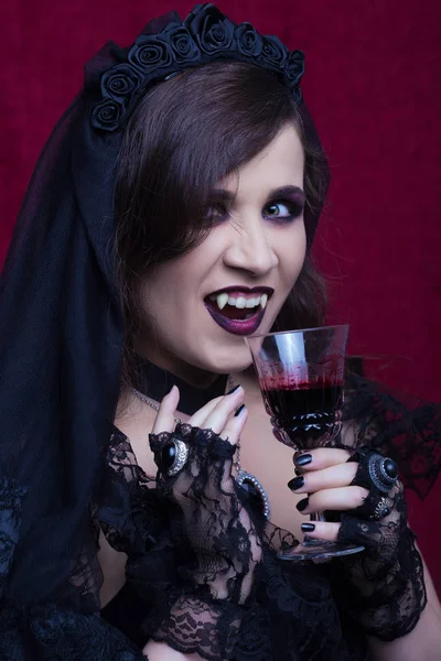 Cadılar Bayramı, bir güzel vampir kadın portresi — Stok fotoğraf