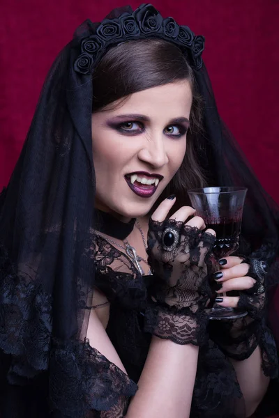 ハロウィーン、美しい吸血鬼の女性の肖像画 — ストック写真