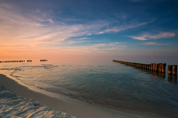 Puesta de sol en la playa en el Mar Báltico — Foto de Stock