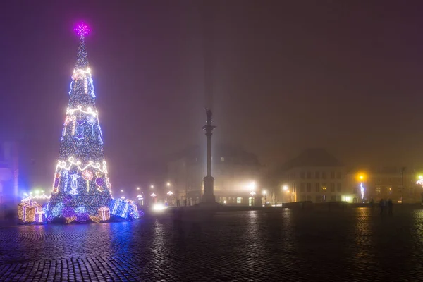 Vieille ville de Noël à Varsovie dans le brouillard — Photo