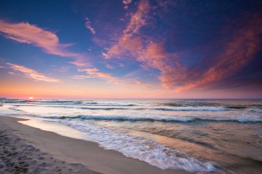 Baltık Denizi üzerinde gün batımında renkli gökyüzü