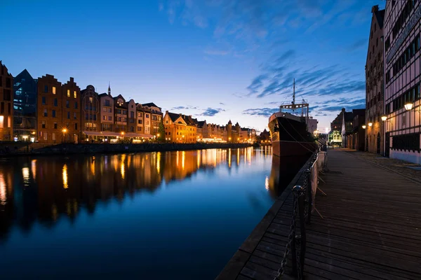 Vista da cidade velha de Gdansk e o rio Motlawa — Fotografia de Stock