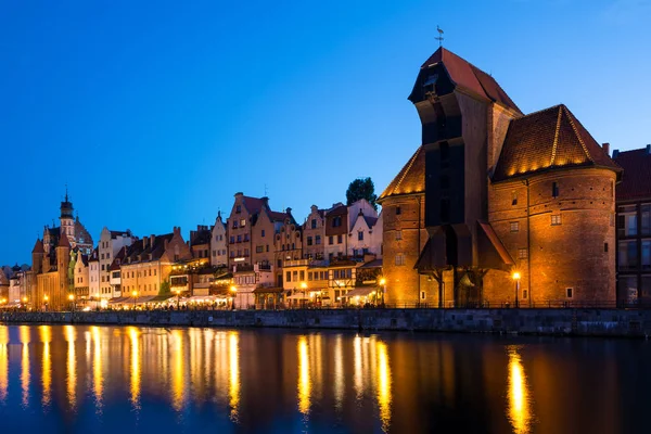 Widok z rzeki do starego miasta w Gdańsku, w nocy — Zdjęcie stockowe