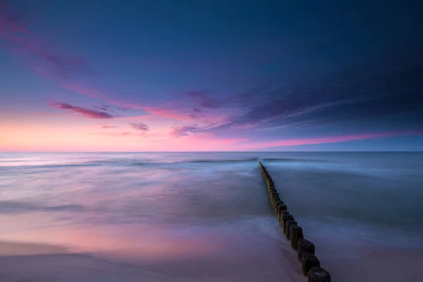 Kleurrijke sky bij zonsondergang over de Baltische Zee — Stockfoto