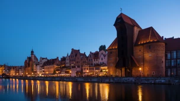 Vue de la vieille ville de Gdansk la nuit — Video