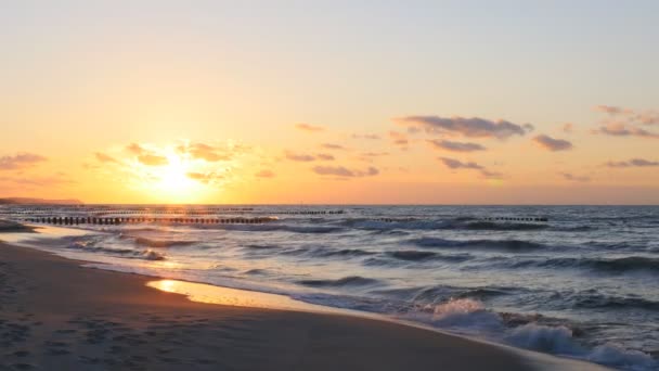 Západ slunce na pláži v Baltském moři — Stock video