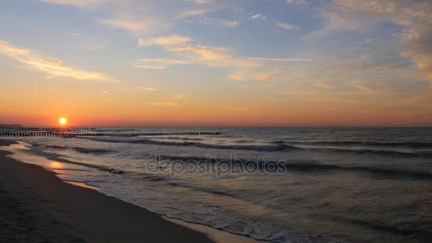 Puesta de sol en la playa en el Mar Báltico — Vídeos de Stock