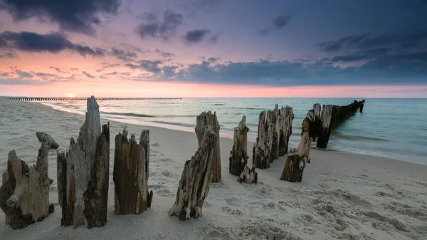 Solnedgång på stranden vid Östersjön — Stockfoto