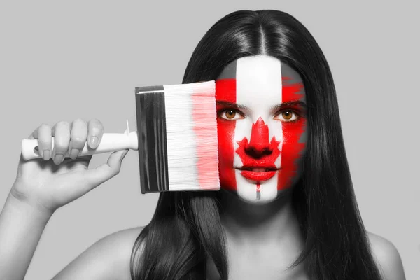 Θηλυκό υποστηρικτής στα εθνικά χρώματα του Καναδά — Φωτογραφία Αρχείου