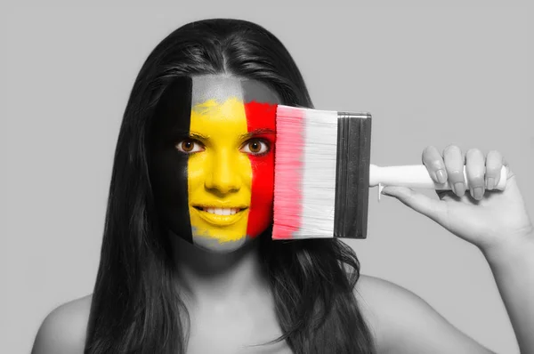 Partidaria femenina en colores nacionales de Bélgica — Foto de Stock