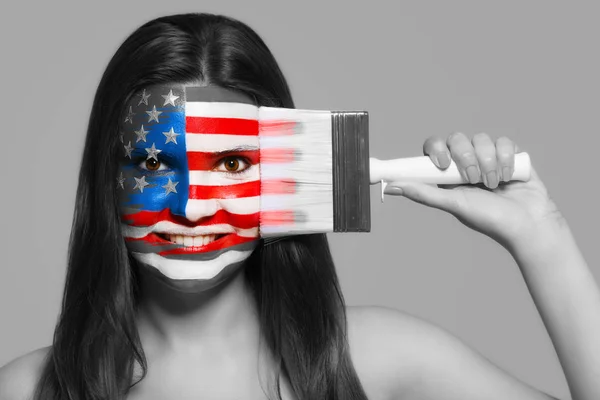 Apoiante feminino em cores nacionais dos Estados Unidos de Amer — Fotografia de Stock