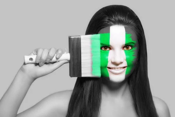Mujer partidaria de los colores nacionales de Nigeria — Foto de Stock