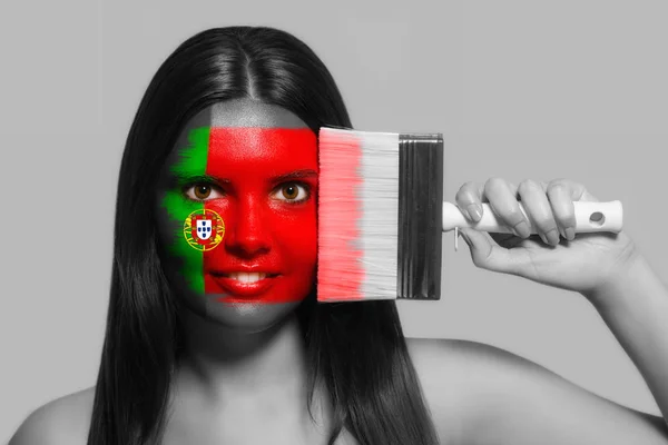 Partidaria femenina en colores nacionales de Portugal — Foto de Stock