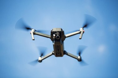 Mavi gökyüzü bir arka plan üzerinde robot