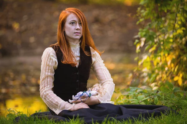 Mujer pelirroja en traje victoriano con parque de otoño — Foto de Stock