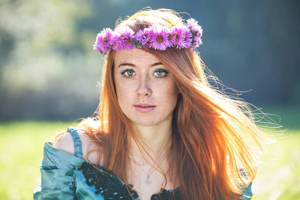 Retrato de uma bela mulher ruiva sardenta com uma coroa de flores — Fotografia de Stock
