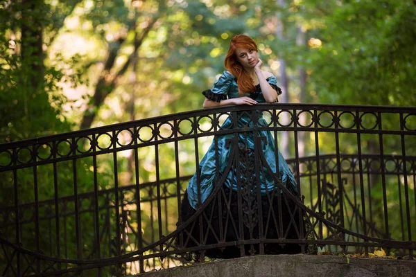 Roodharige vrouw in Victoriaanse jurk met herfst park — Stockfoto