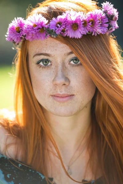 Retrato de una hermosa pelirroja pecosa con una corona — Foto de Stock