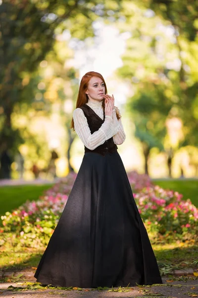 Rothaarige Frau im viktorianischen Outfit mit Herbstpark — Stockfoto