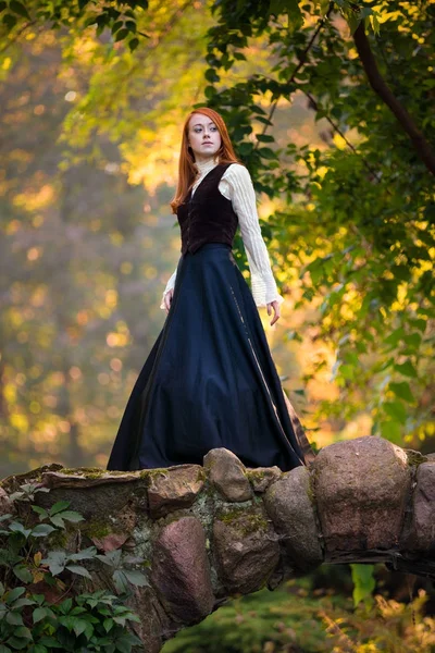 Sonbahar park ile Victoria kıyafeti Kızıl saçlı kadın — Stok fotoğraf