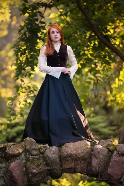 Mujer pelirroja en traje victoriano con parque de otoño — Foto de Stock