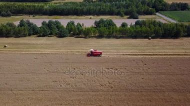 Hasat hasat sırasında bir alanda çalışan birleştirme