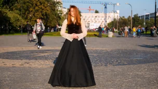 Timelapse ženy v přeplněném městě centrum ve Varšavě — Stock video