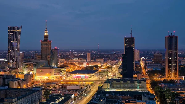 Luftaufnahme der Warschauer Innenstadt bei Nacht — Stockfoto