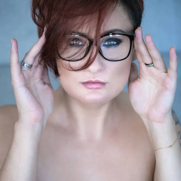メガネの赤髪の女性の肖像画 — ストック写真