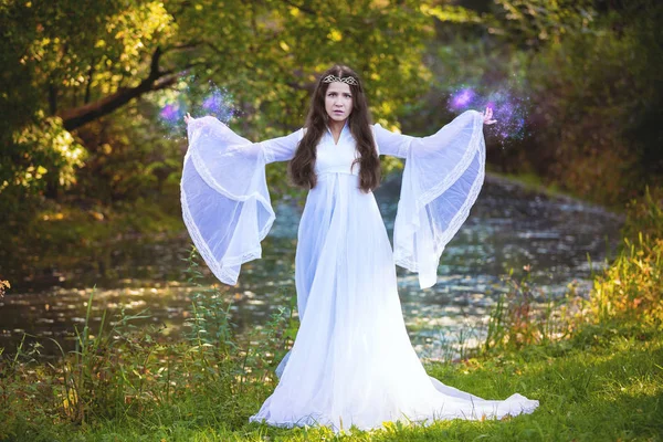 Tovenaar beoefenen van magie in het bos — Stockfoto