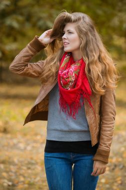 Uzun saçlı güzel sonbahar kadını