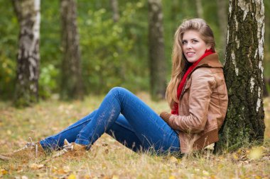 Uzun saçlı güzel gülümseyen sonbahar kadın