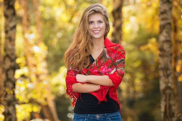 Mooie lachende herfst vrouw met lang haar — Stockfoto