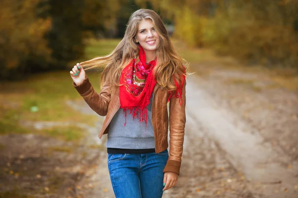 Mooie lachende herfst vrouw met lang haar — Stockfoto