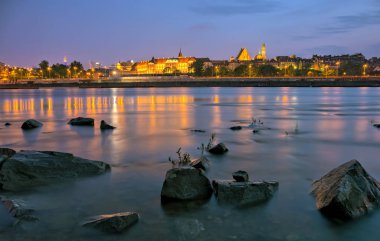 Nehirden görünümüne Varşova eski şehirde akşam