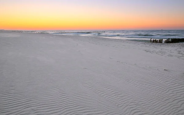 Пляж с белым песком на Балтийском море, Польша — стоковое фото