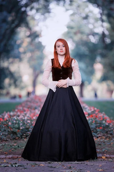 Portrait de femme rousse en robe victorienne — Photo