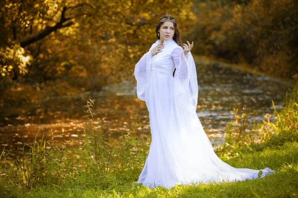 Die Zauberin in einem langen weißen Kleid — Stockfoto