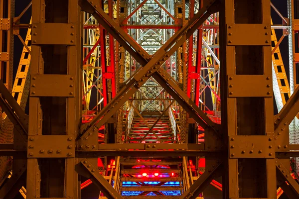 Construção de ponte de aço iluminada à noite — Fotografia de Stock