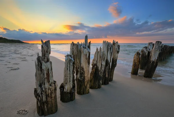 Velho quebra-mar de madeira sobre o Mar Báltico . — Fotografia de Stock