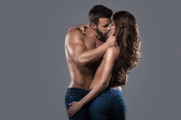 Embrasser couple sexy dans étreinte Images De Stock Libres De Droits